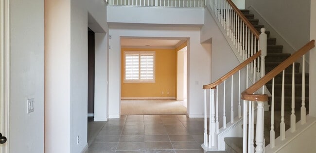 Building Photo - 70 Vía De La Valle