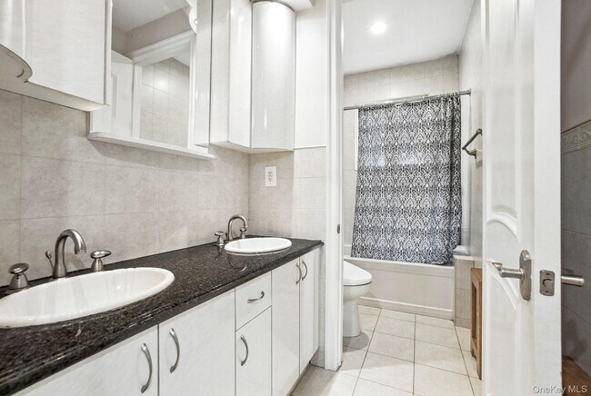 Building Photo - 77-16 Kew Forest Ln