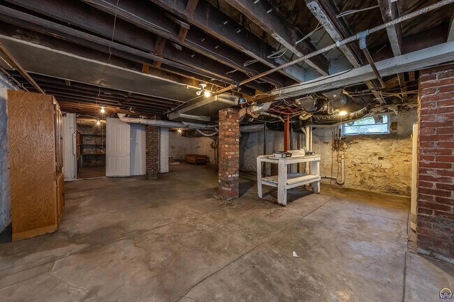 Building Photo - 629 SW Taylor St