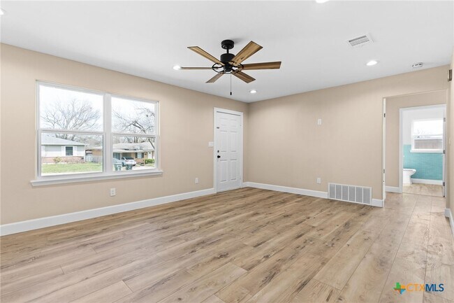 Building Photo - 209 W Victory Ave