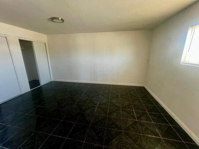 Building Photo - 6568 Oasis Ave