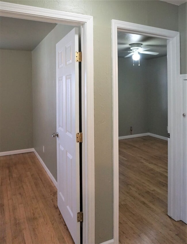 Building Photo - 2 Bed 1 Bath 1 Car Garage in the Village R...