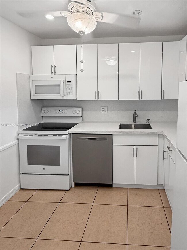 Building Photo - 7897 Golf Cir Dr