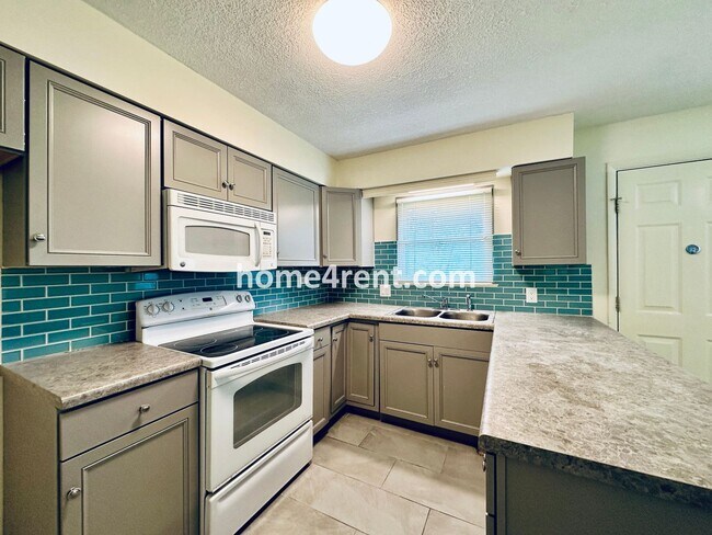 Building Photo - Olathe Duplex w/ Wood Floors, Finished Basement, and a Fenced Yard!