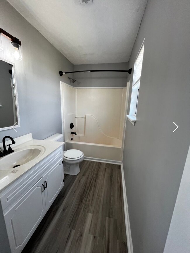 Building Photo - 3 Bedroom 2 Bathroom Home with Fenced in B...