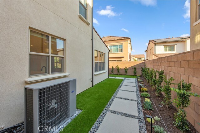 Building Photo - 150 Somera