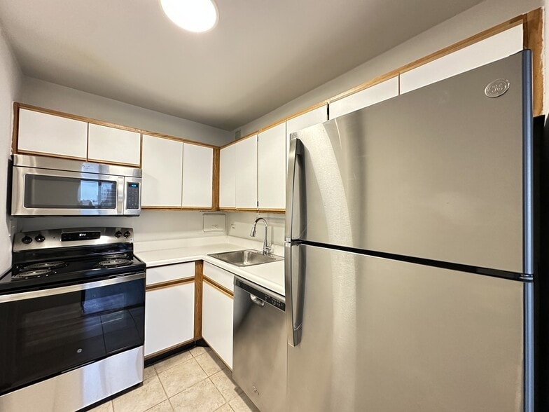 Building Photo - 1350 N Dearborn St