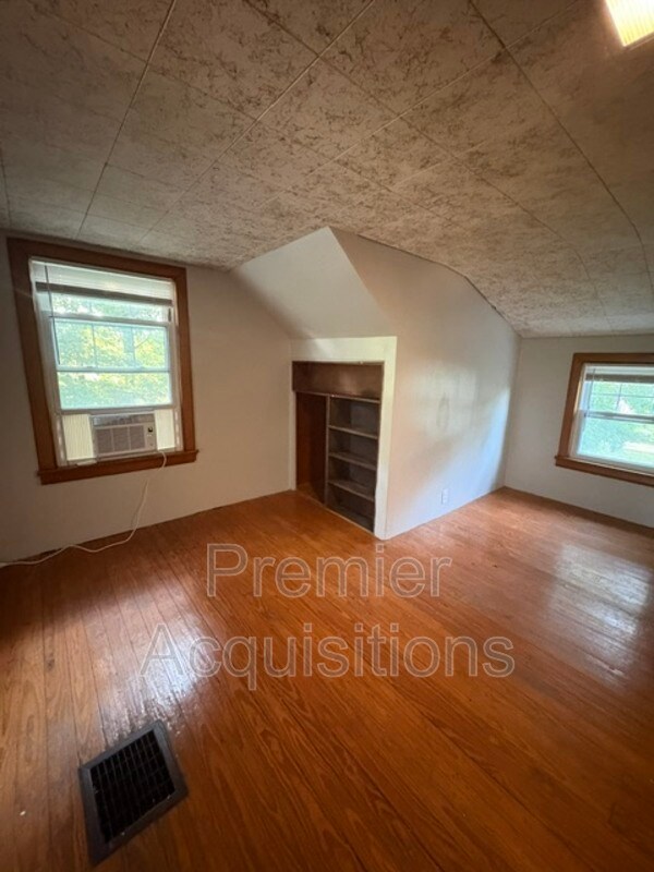 Building Photo - 126 E 3rd St