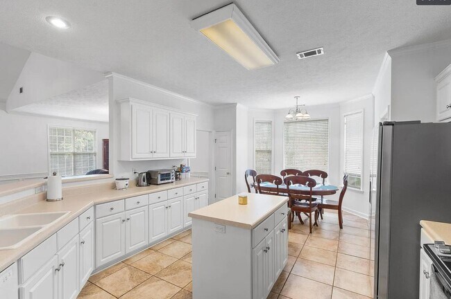 Building Photo - 338 Bisham Ct