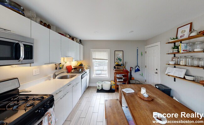 Primary Photo - 13 Pleasant Pl