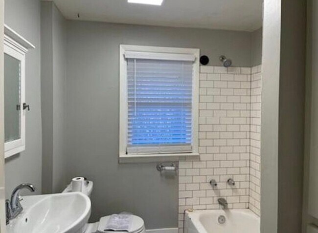 Building Photo - 2-Bedroom Home in the Hawthorne Area!