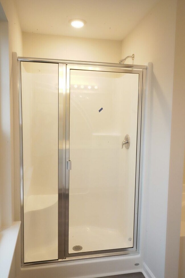 Building Photo - AVAILABLE NOW!