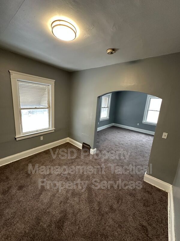 Building Photo - 3651 E 55th St