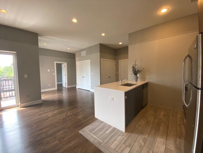 Building Photo - 5911 N Northwest Hwy