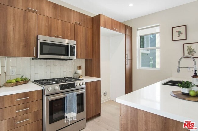 Building Photo - 1933 Griffith Park Blvd