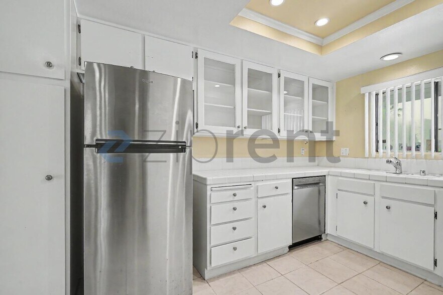 Building Photo - Unit