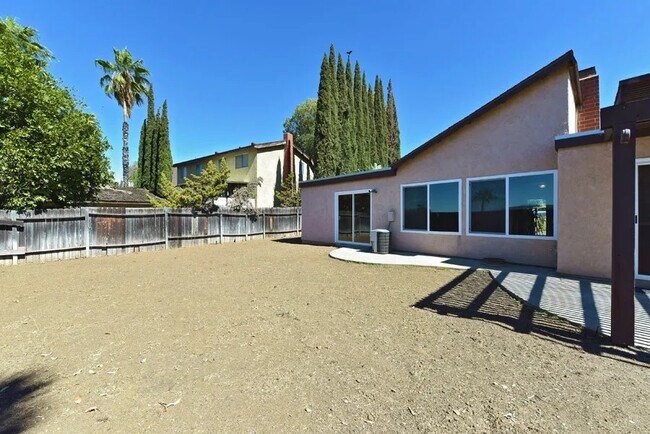 Building Photo - 402 Paseo Alegre