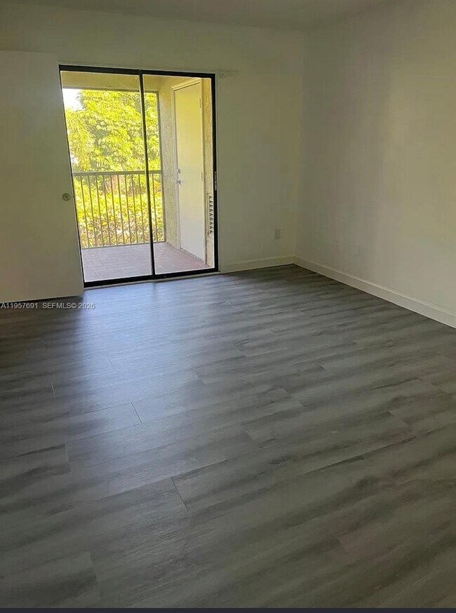 Building Photo - 975 N Franklin Ave