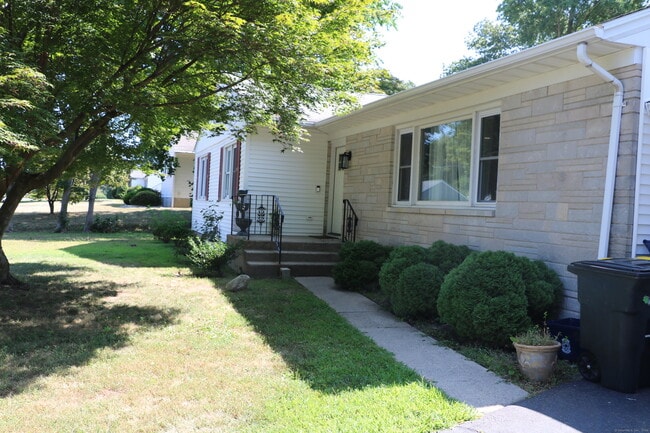 Building Photo - 6 Greenfield Dr