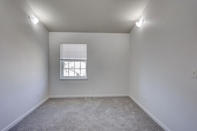 Building Photo - *NRO 1003-1005 Orchard St