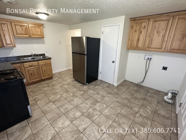 Building Photo - 1336 S Cheyenne St