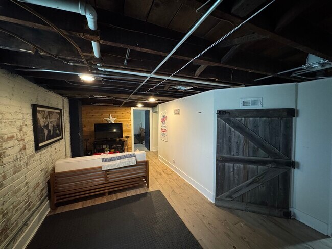 Building Photo - 1235 Darrow Ave