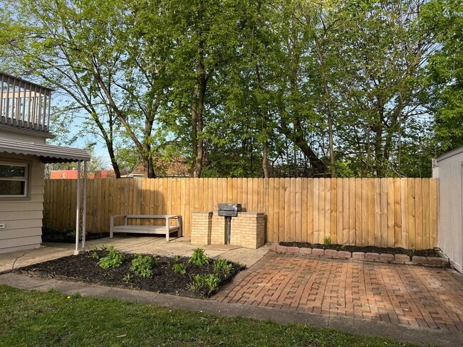 Building Photo - Detroid Shoreway Renovated  4 Bedroom, 2 B...