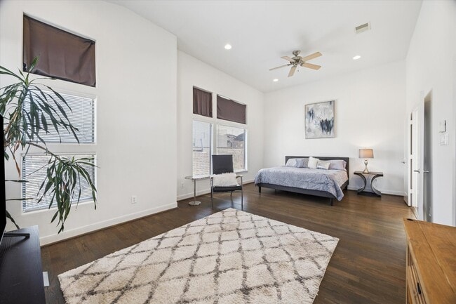 Building Photo - 902 Roy St