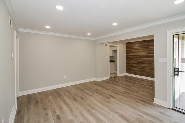 Building Photo - 4600 N Renshaw Dr