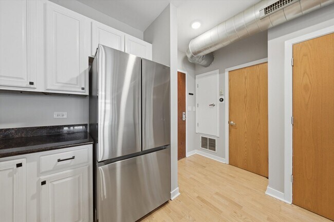 Building Photo - 1610 W Fullerton Ave