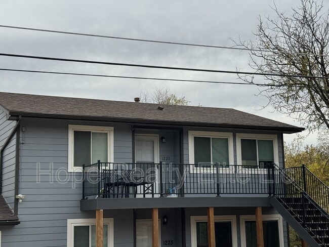 Building Photo - 1225 N Chestnut St