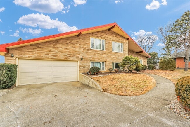 Building Photo - 1803 Golfview Dr