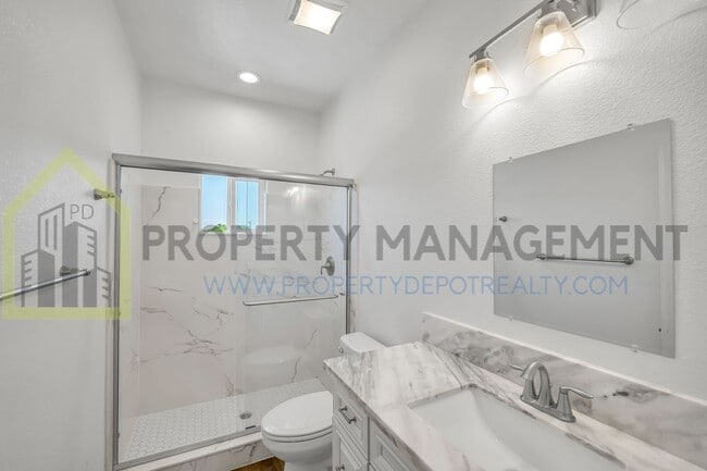 Building Photo - Modern & Spacious 5BD/3BA Home in South Sa...