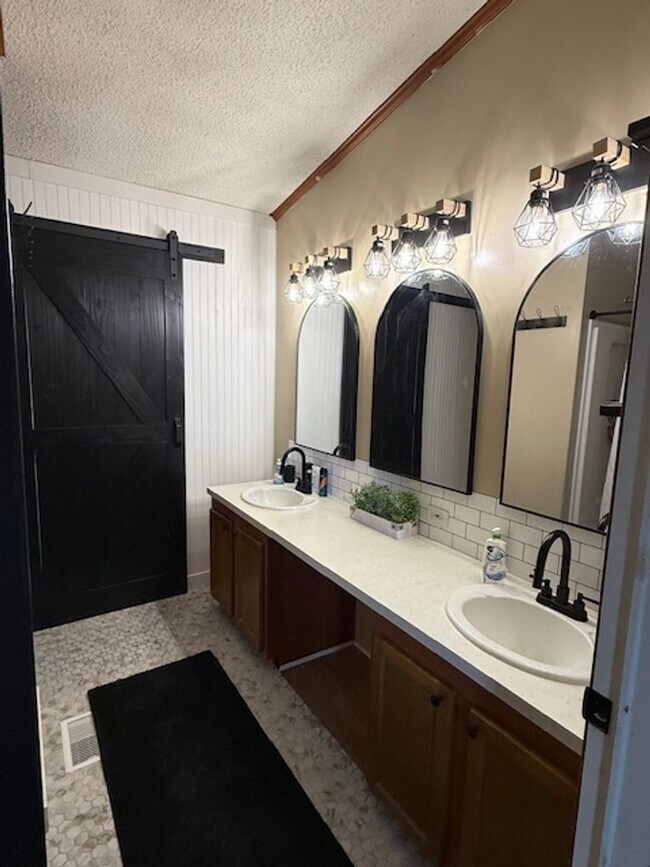 Building Photo - $500 OFF move in SPECIAL!  Room to Roam