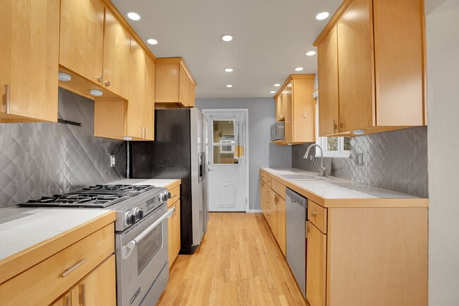 Building Photo - $2,795.00 - $300 OFF First Months' Rent - 5 Bedrooms, 2 Bathrooms, Single Family Home in Broomfie...