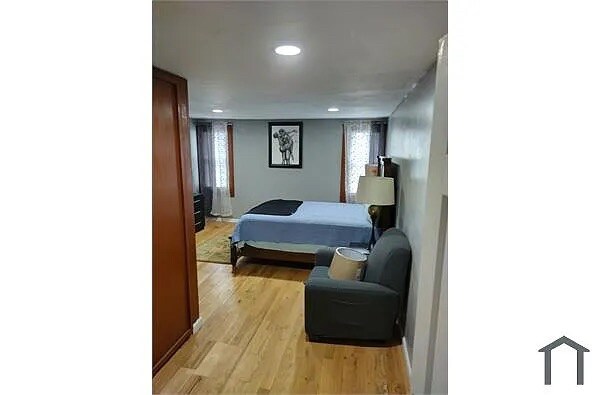 Building Photo - Room in House on White Oak Trail