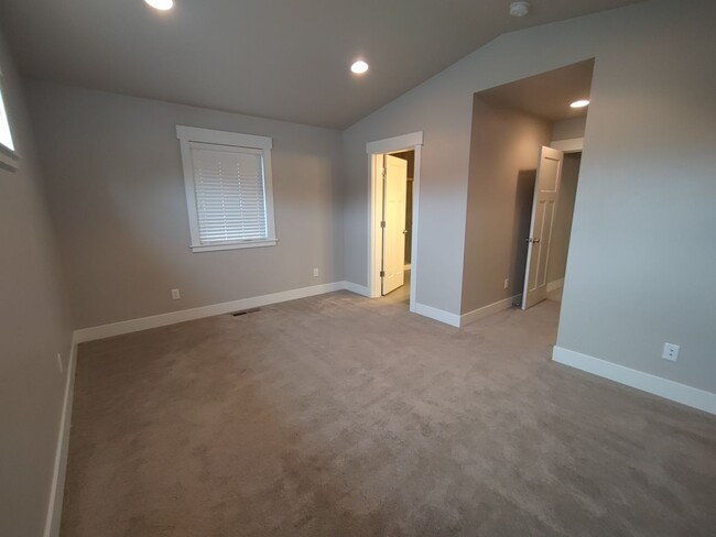 Building Photo - Spacious 3 bedroom 2.5 bath w/ an office a...