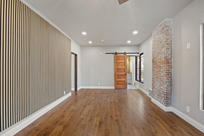 Building Photo - 400 N. 9th-4TH OFFSET