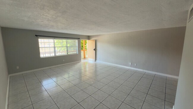 Building Photo - Spacious 1-Bed Condo in Sutton House – 974 SF, East of Biscayne