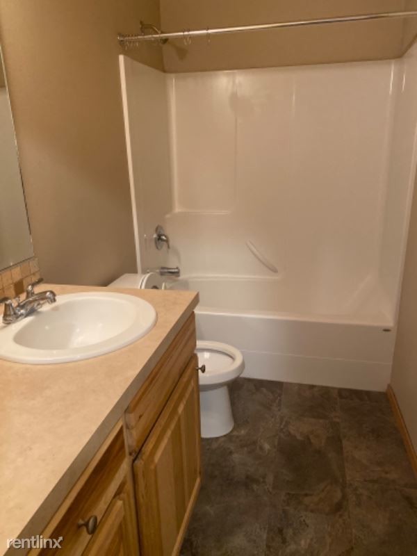 Building Photo - 2 br, 2 bath Townhome - 953 NW Circle Blvd