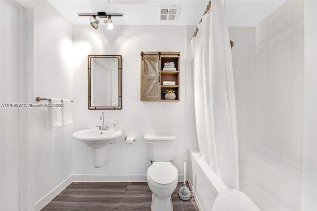 Building Photo - 10 SW South River Dr