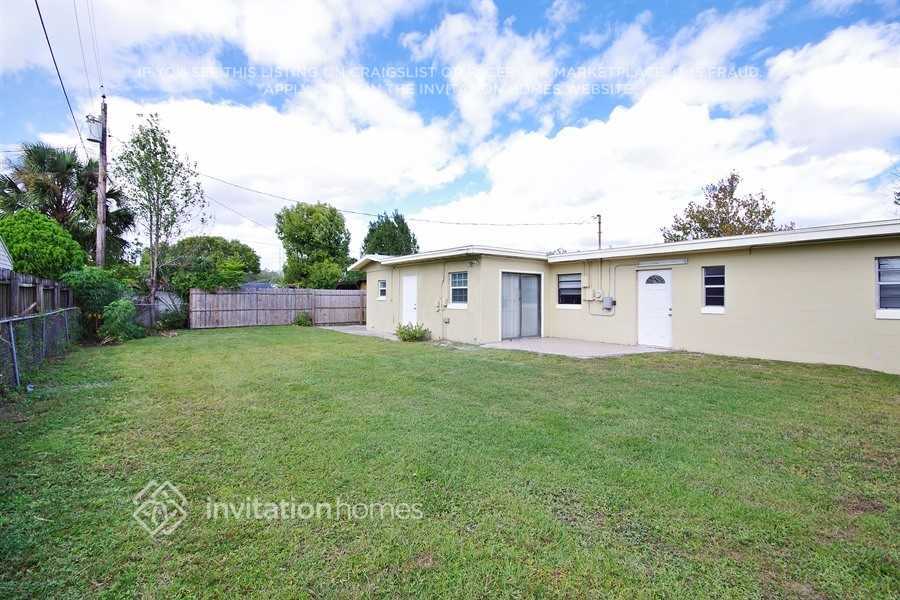 Building Photo - 7034 Pender Way