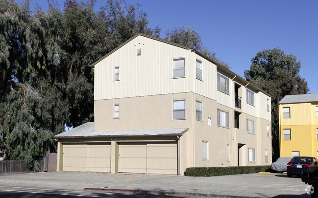 Building Photo - 360 & 390 Estudillo Ave