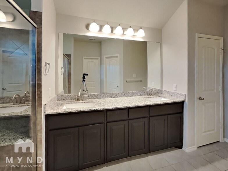 Building Photo - 3905 Chippewa Ct
