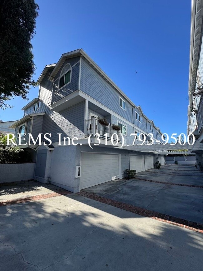 Building Photo - Spacious Townhome with Garage & Laundry in...