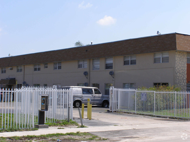 Building Photo - Parkway House Apartments