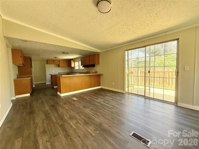 Building Photo - 4 Bedroom/2 Bath Home for Rent