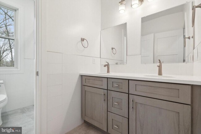 Building Photo - 35 Sycamore Pl