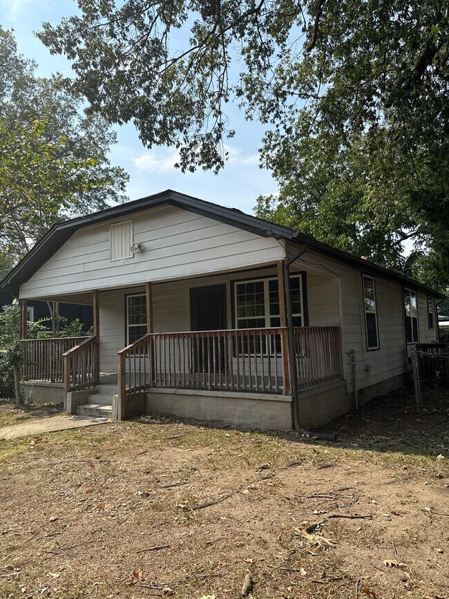Building Photo - 3 Bedroom House