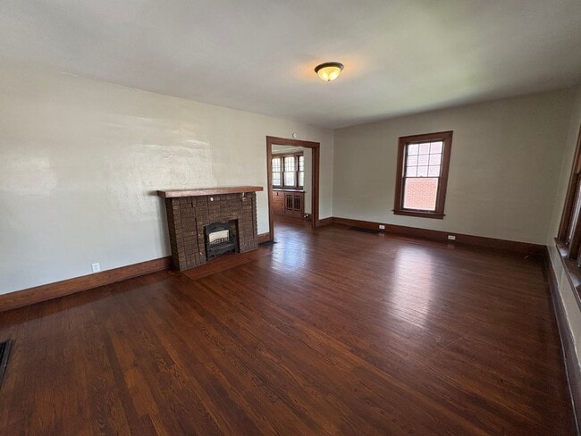 Building Photo - Spacious 3 Bedroom Home on Sylvania for Rent
